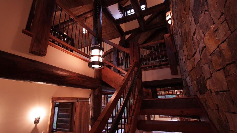 Imagen de escalera en L rústica grande sin contrahuella con escalones de madera