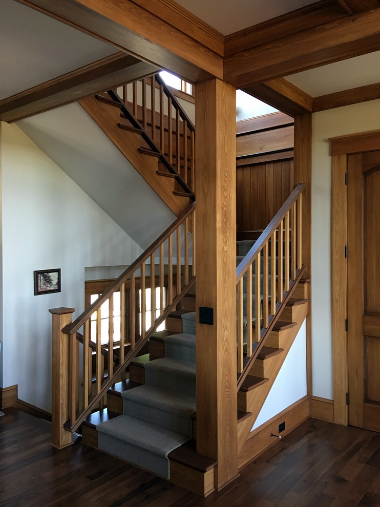 Diseño de escalera en L rural de tamaño medio con escalones enmoquetados y contrahuellas de madera