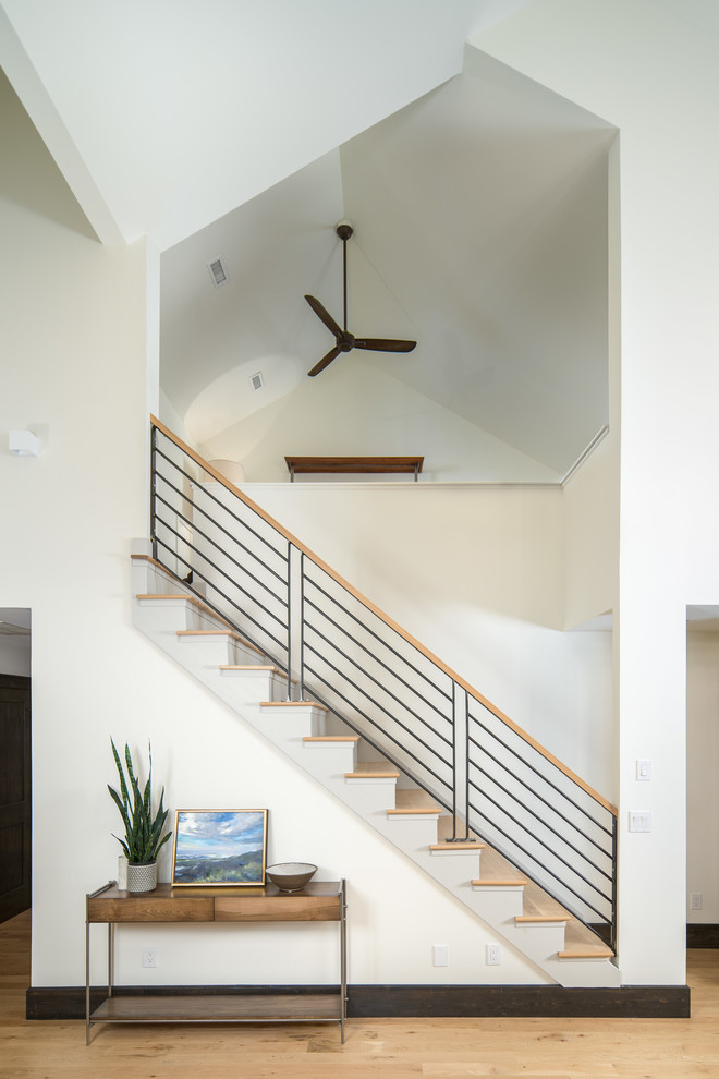 Ejemplo de escalera recta moderna de tamaño medio con escalones de madera, contrahuellas de madera y barandilla de varios materiales