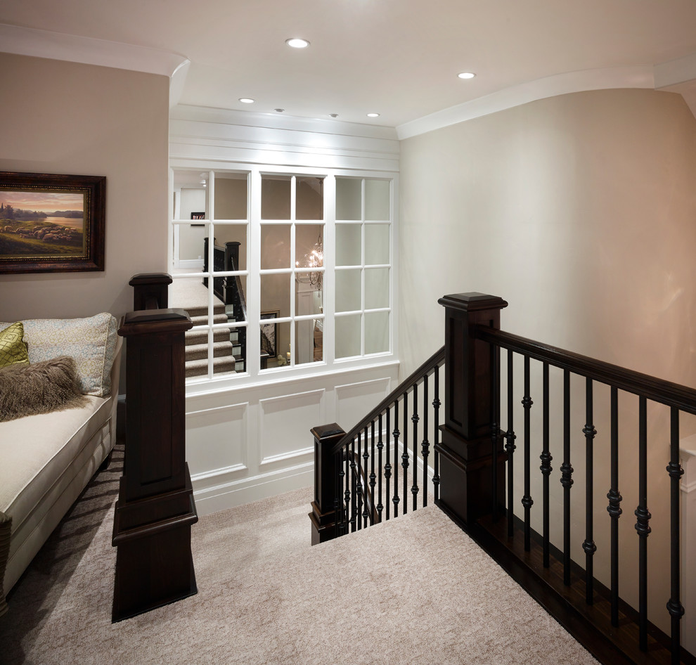 На фото: п-образная лестница в классическом стиле с ступенями с ковровым покрытием и ковровыми подступенками с