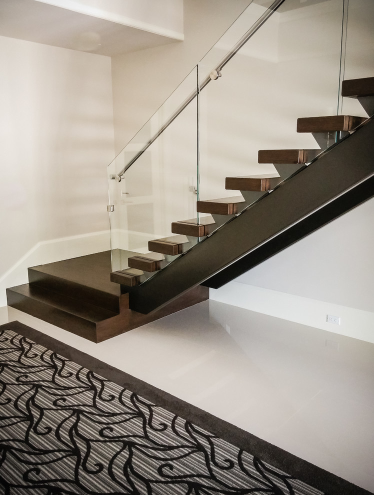 Cette photo montre un escalier sans contremarche droit tendance avec des marches en bois.