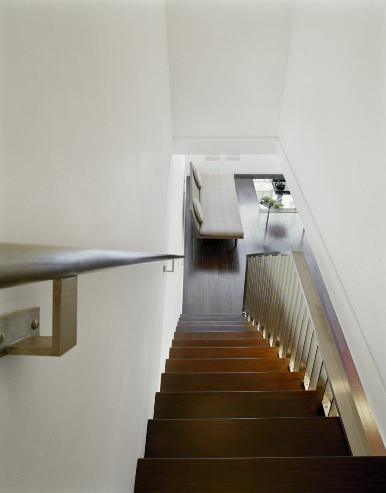 Foto de escalera recta contemporánea de tamaño medio con escalones de madera, contrahuellas de madera y barandilla de metal