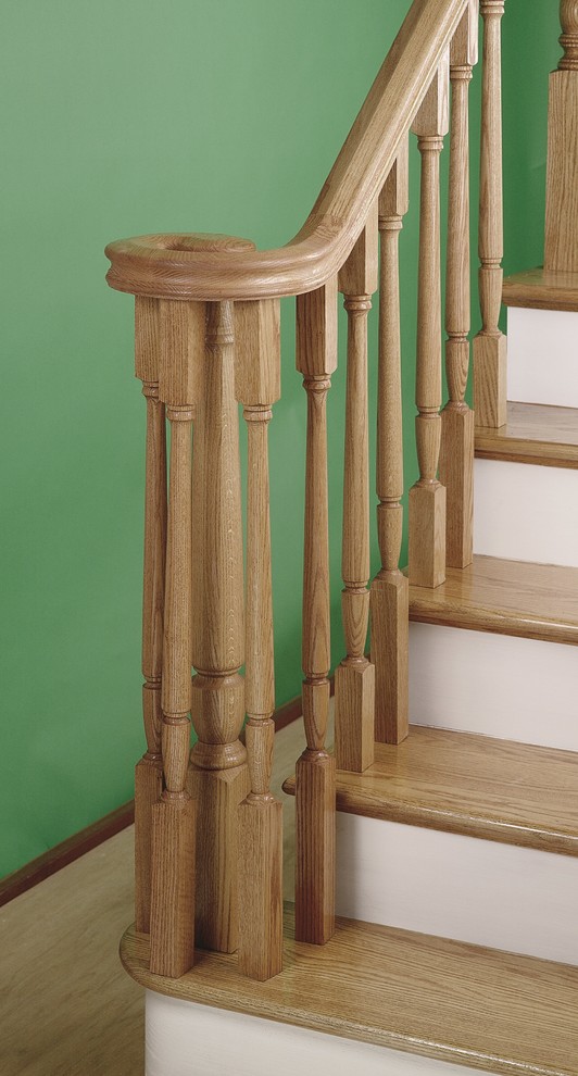 Пример оригинального дизайна: угловая лестница в классическом стиле с деревянными ступенями и крашенными деревянными подступенками