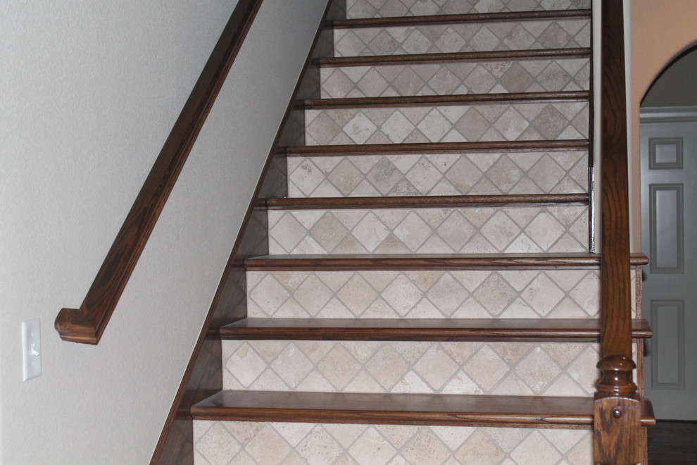 Foto de escalera recta de estilo americano con escalones de madera
