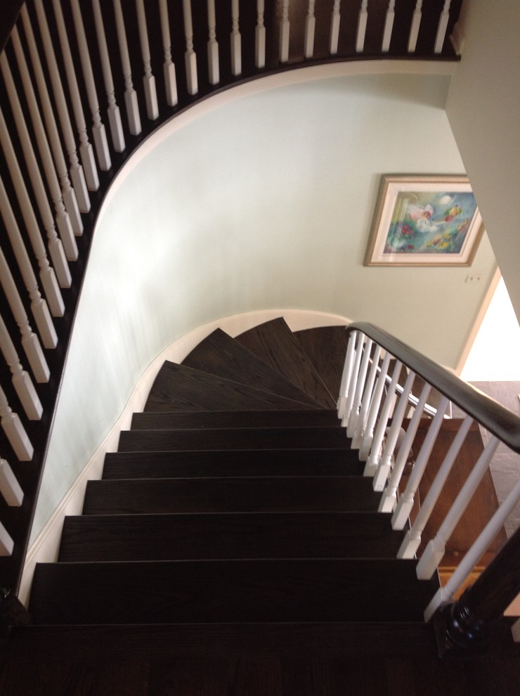 Идея дизайна: изогнутая деревянная лестница среднего размера в современном стиле с деревянными ступенями и деревянными перилами