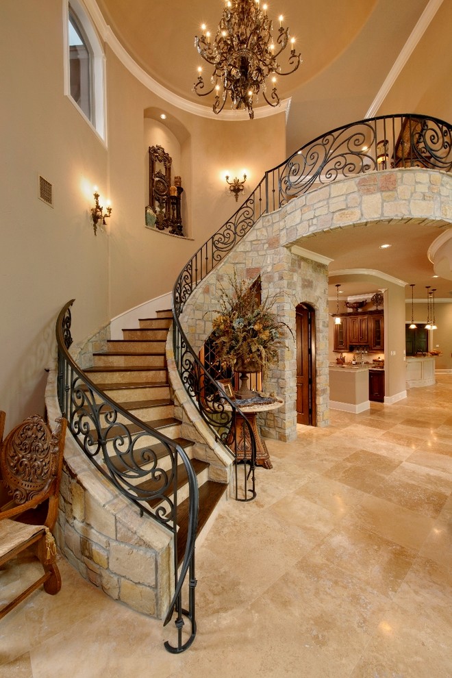 Пример оригинального дизайна: лестница в средиземноморском стиле с деревянными ступенями и подступенками из травертина