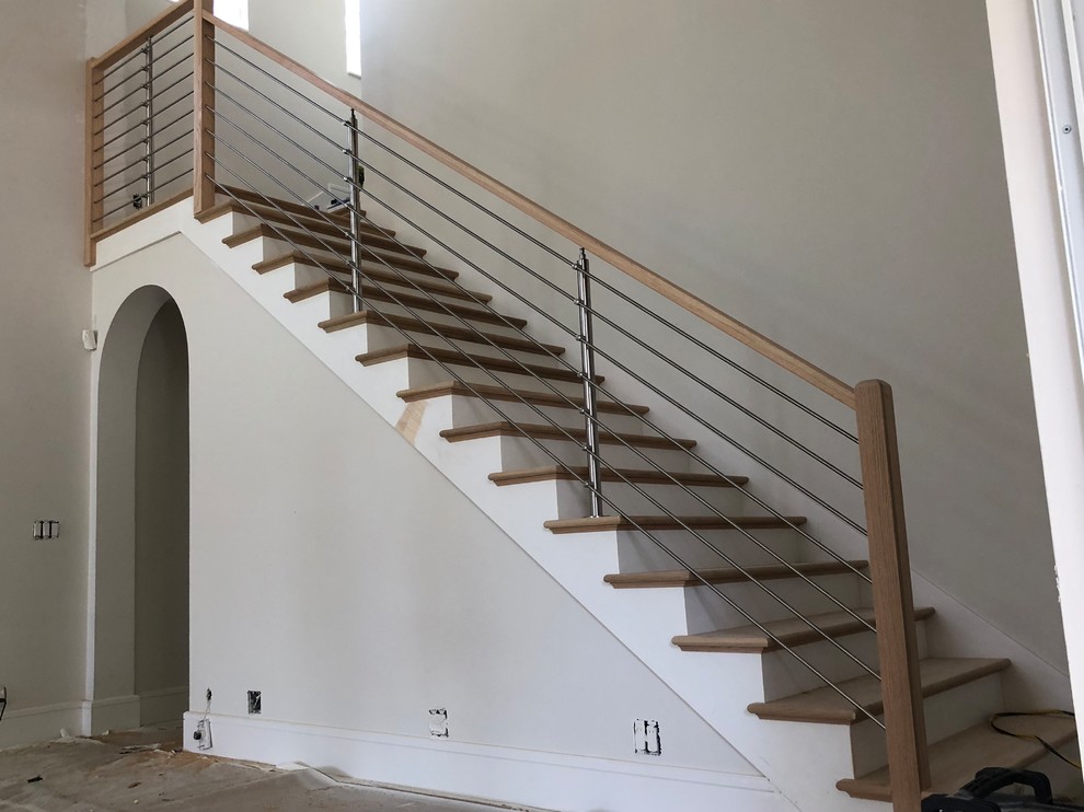 Стильный дизайн: угловая деревянная лестница среднего размера в стиле неоклассика (современная классика) с деревянными ступенями и металлическими перилами - последний тренд