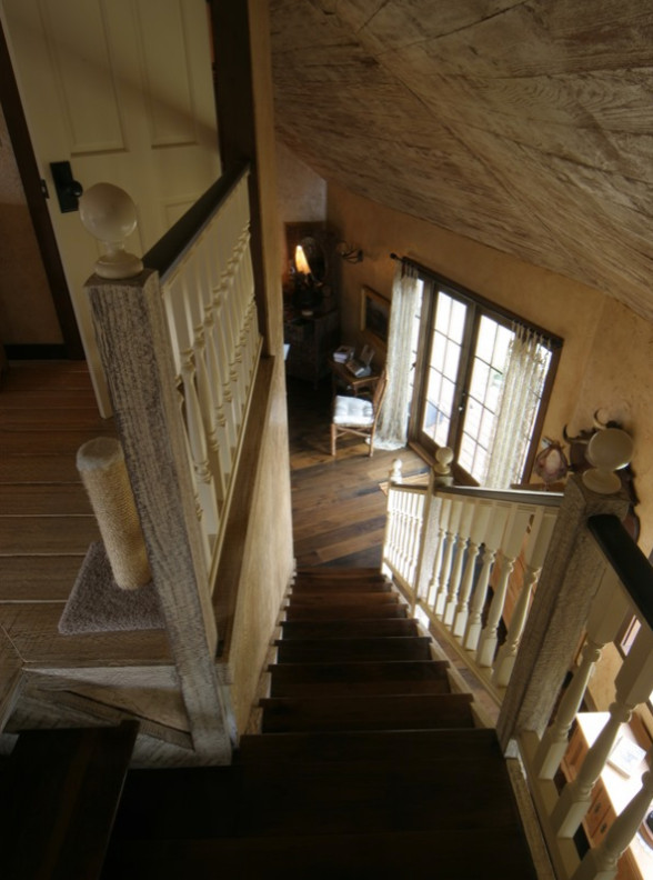 Пример оригинального дизайна: прямая лестница среднего размера в стиле шебби-шик с деревянными ступенями и деревянными перилами без подступенок