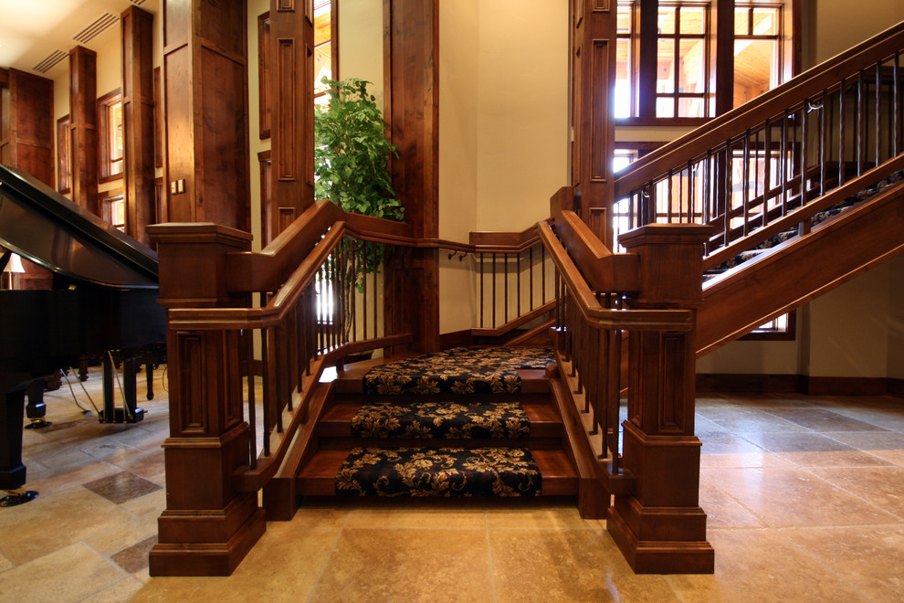 Ejemplo de escalera en L clásica extra grande con escalones de madera y contrahuellas de madera
