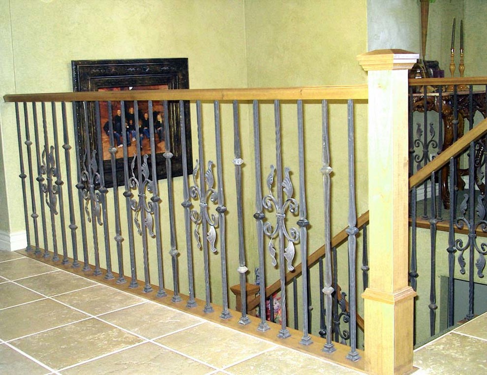 Идея дизайна: маленькая п-образная лестница в классическом стиле с ступенями с ковровым покрытием и ковровыми подступенками для на участке и в саду