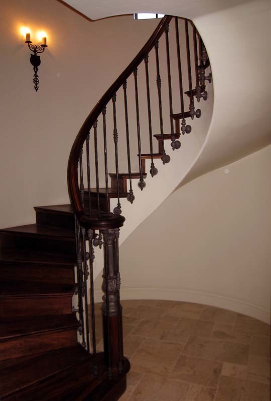 Foto de escalera de caracol tradicional grande con escalones de madera y contrahuellas de madera