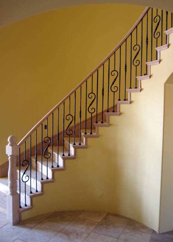 Klassisk inredning av en stor svängd trappa, med heltäckningsmatta och sättsteg med heltäckningsmatta