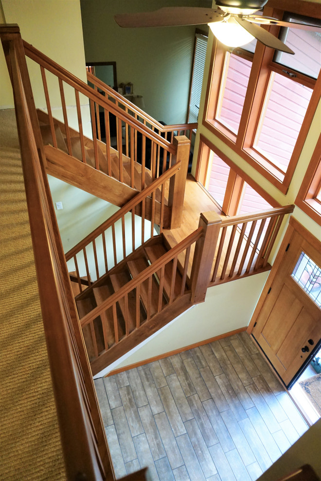 Источник вдохновения для домашнего уюта: п-образная деревянная лестница среднего размера в современном стиле с деревянными ступенями и деревянными перилами