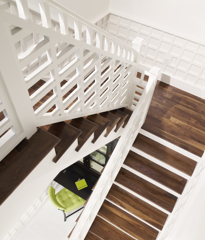 Modelo de escalera en U clásica renovada de tamaño medio con escalones de madera, contrahuellas de madera pintada y barandilla de madera