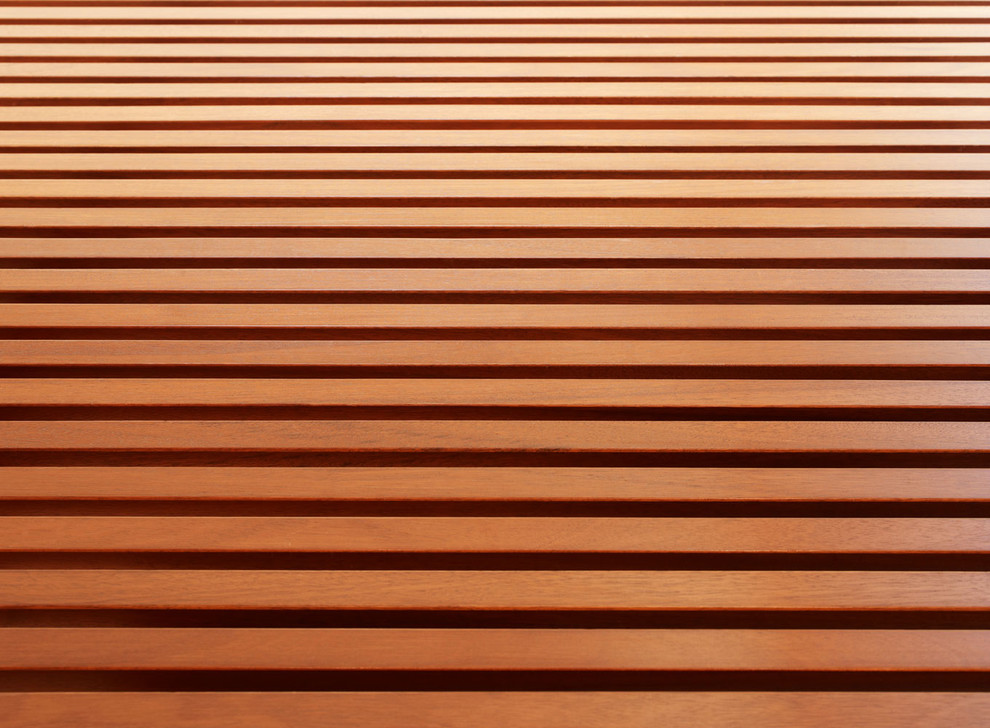 Ejemplo de escalera recta grande sin contrahuella con escalones de madera y barandilla de madera