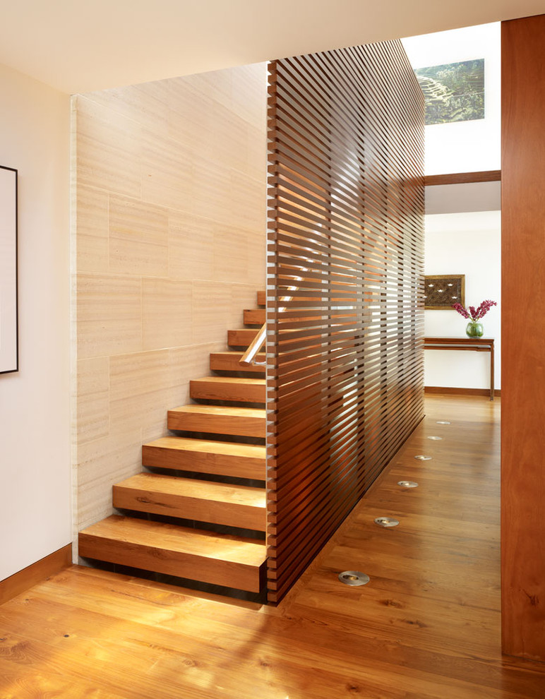 Cette image montre un grand escalier sans contremarche droit asiatique avec des marches en bois et un garde-corps en bois.