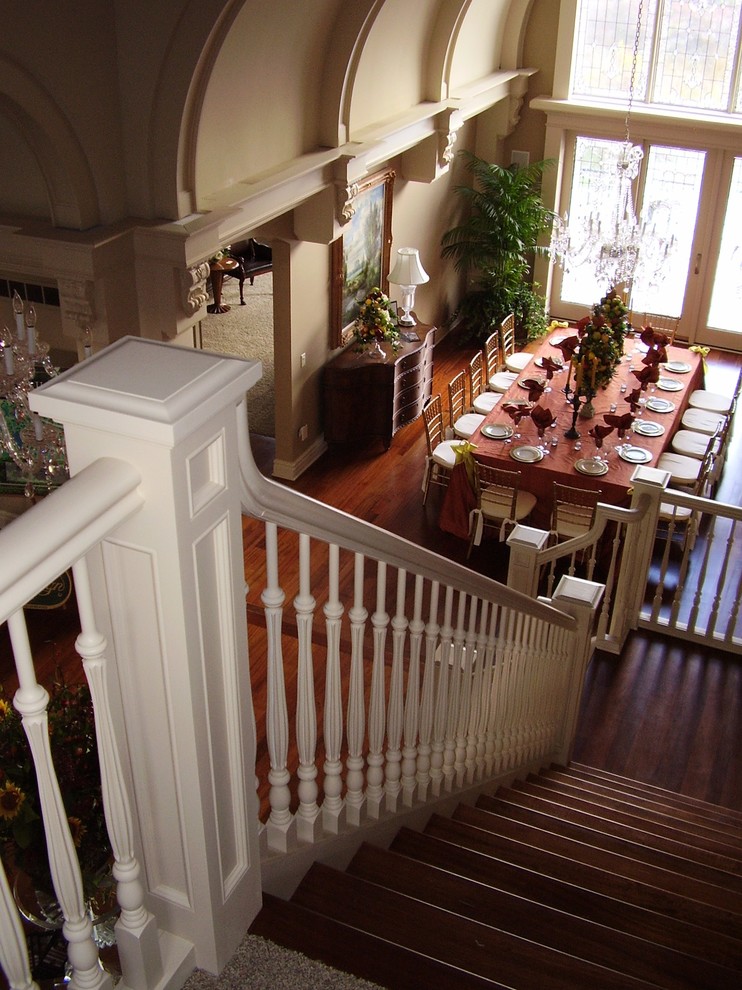 Idée de décoration pour un escalier tradition en L de taille moyenne avec des marches en bois et éclairage.