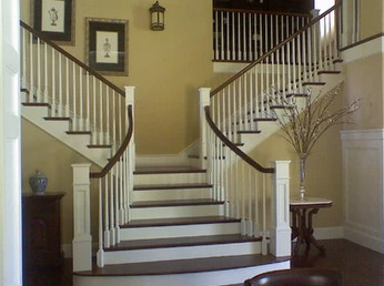 Diseño de escalera en L contemporánea grande con escalones de madera, contrahuellas de madera pintada y barandilla de madera
