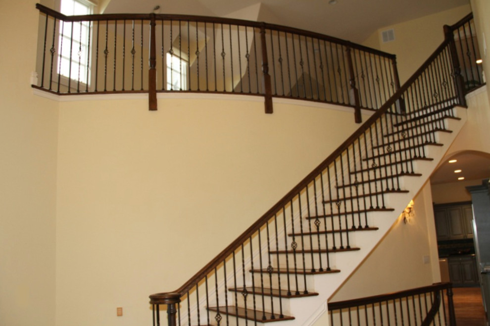 Свежая идея для дизайна: большая прямая лестница в классическом стиле с деревянными ступенями и крашенными деревянными подступенками - отличное фото интерьера