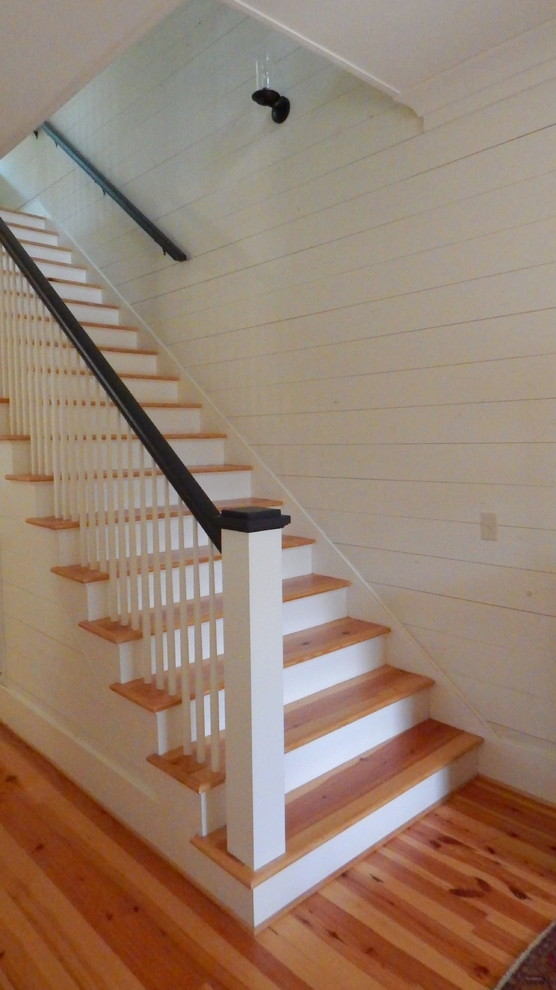 Exemple d'un escalier peint droit chic de taille moyenne avec des marches en bois.