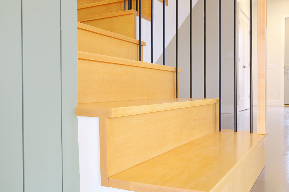 Свежая идея для дизайна: угловая деревянная лестница среднего размера в скандинавском стиле с деревянными ступенями и металлическими перилами - отличное фото интерьера