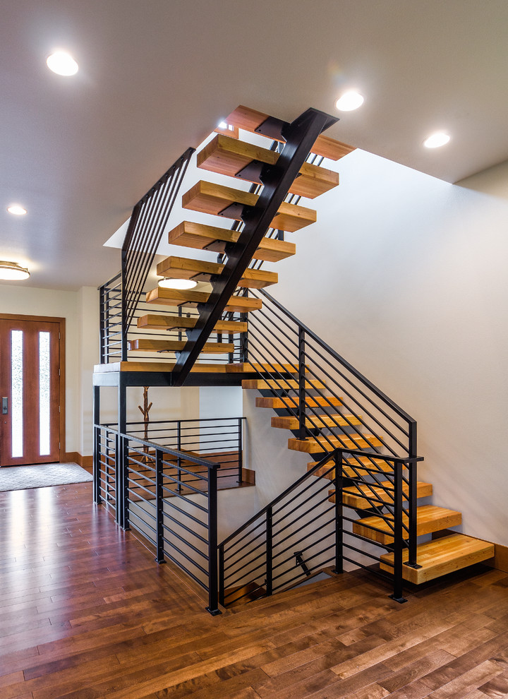 Réalisation d'un escalier sans contremarche design en U avec des marches en bois et éclairage.
