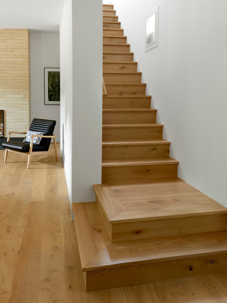 Modelo de escalera recta moderna de tamaño medio con escalones de madera y contrahuellas de madera