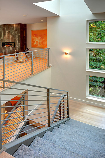 Idée de décoration pour un escalier minimaliste en U et béton avec des contremarches en métal.