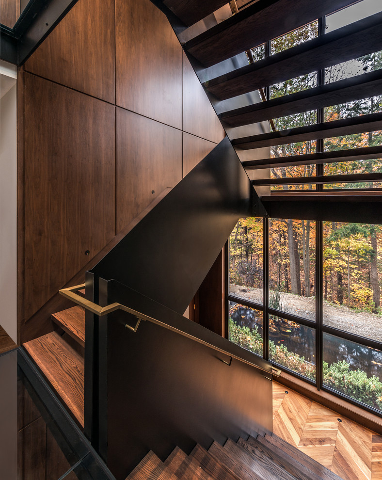 Retro Holztreppe in U-Form mit offenen Setzstufen und Stahlgeländer in Toronto