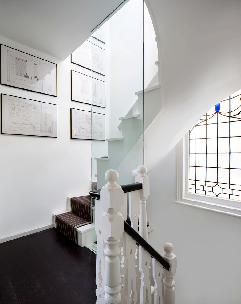 Пример оригинального дизайна: п-образная лестница в современном стиле с ступенями с ковровым покрытием, ковровыми подступенками и деревянными перилами