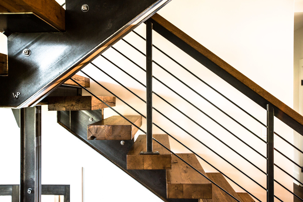 Aménagement d'un escalier sans contremarche flottant de taille moyenne avec des marches en bois.