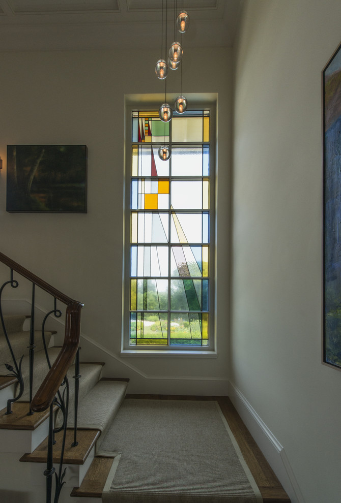 Idées déco pour un escalier méditerranéen en L de taille moyenne avec des marches en moquette, des contremarches en bois et un garde-corps en métal.