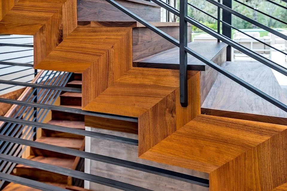 Modelo de escalera suspendida minimalista de tamaño medio con escalones de madera, contrahuellas de madera y barandilla de madera