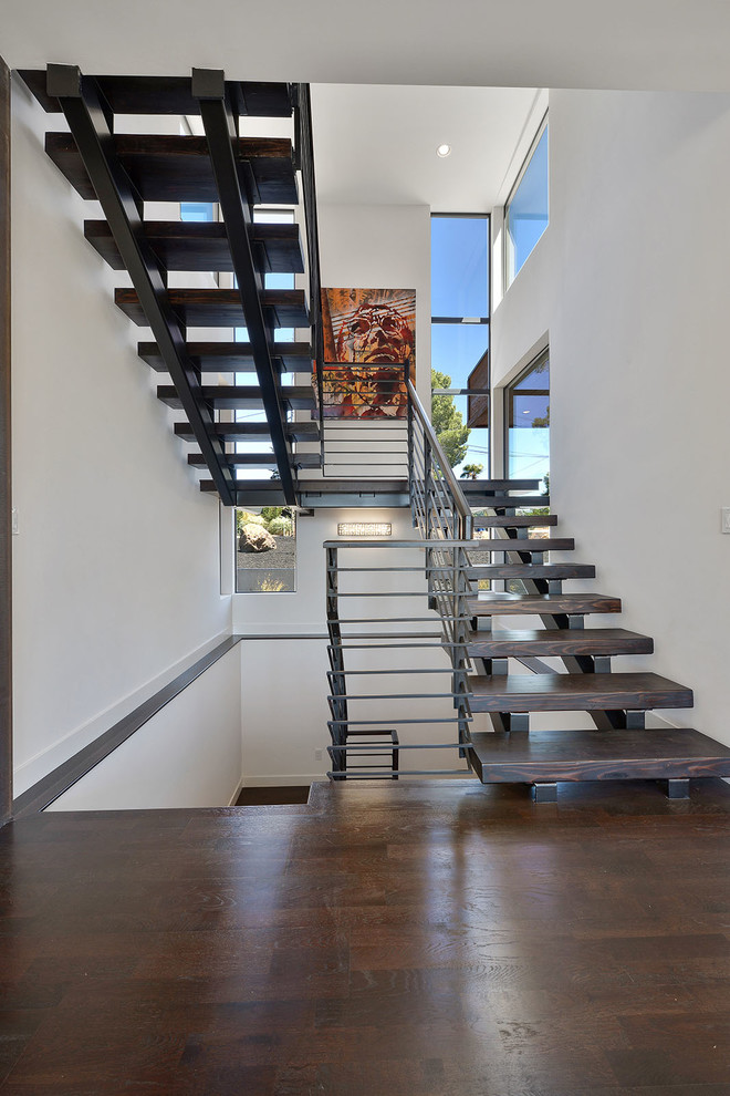 Стильный дизайн: п-образная лестница в современном стиле с деревянными ступенями и металлическими перилами без подступенок - последний тренд