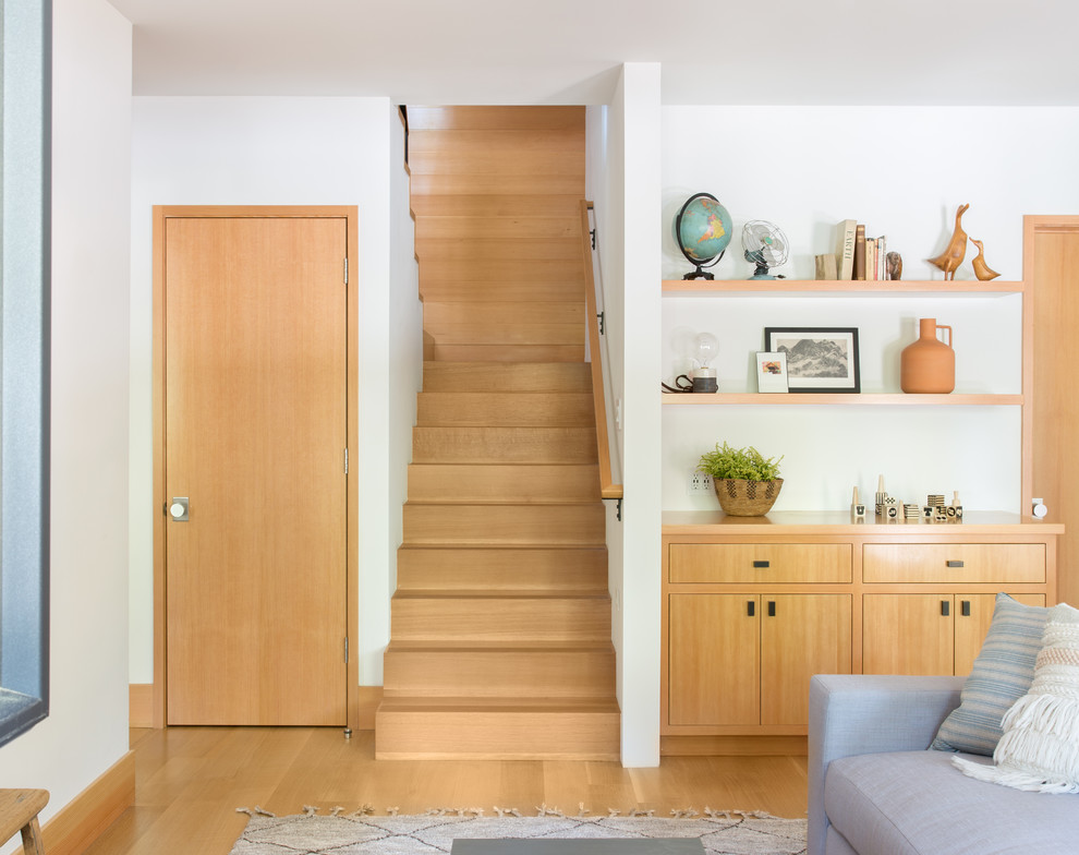 Modelo de escalera recta rústica con escalones de madera y contrahuellas de madera