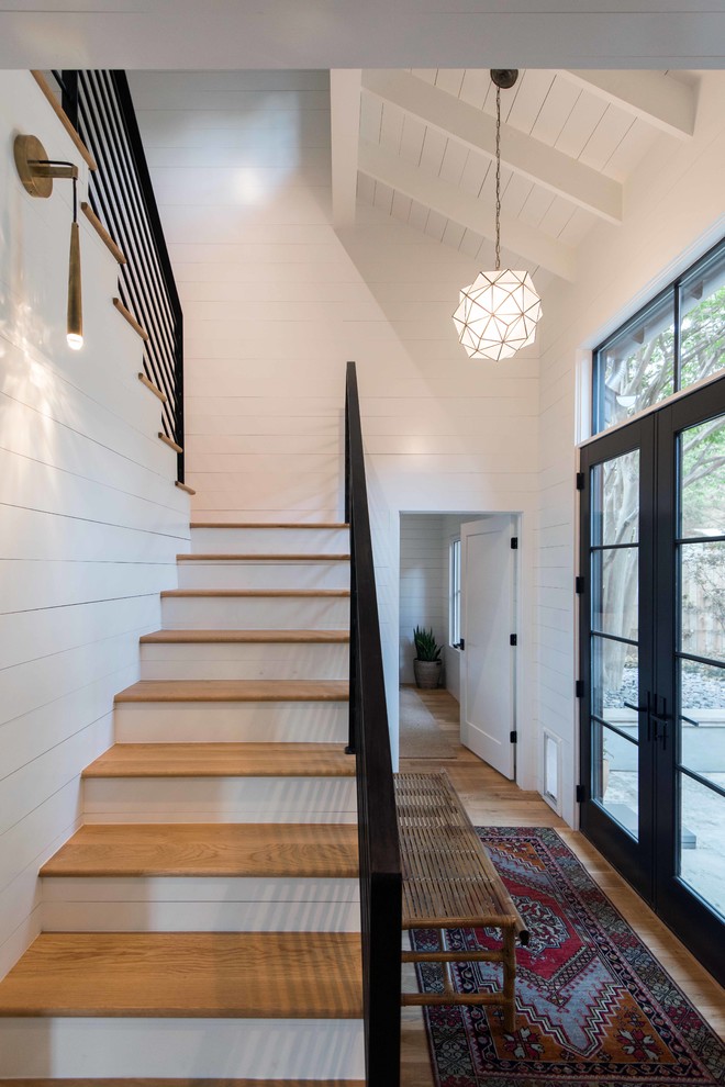 Landhaus Holztreppe in U-Form mit gebeizten Holz-Setzstufen und Stahlgeländer in Austin