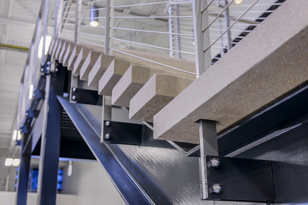На фото: большая лестница на больцах в стиле лофт с бетонными ступенями без подступенок