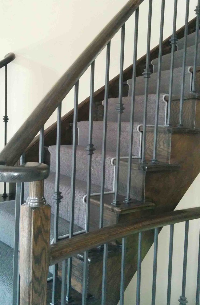 Ejemplo de escalera recta minimalista de tamaño medio con escalones enmoquetados y contrahuellas enmoquetadas