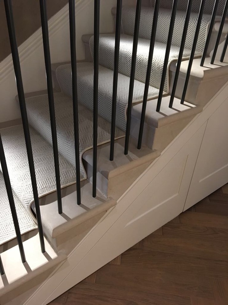 Foto de escalera recta tradicional grande con escalones de mármol, contrahuellas de mármol y barandilla de metal