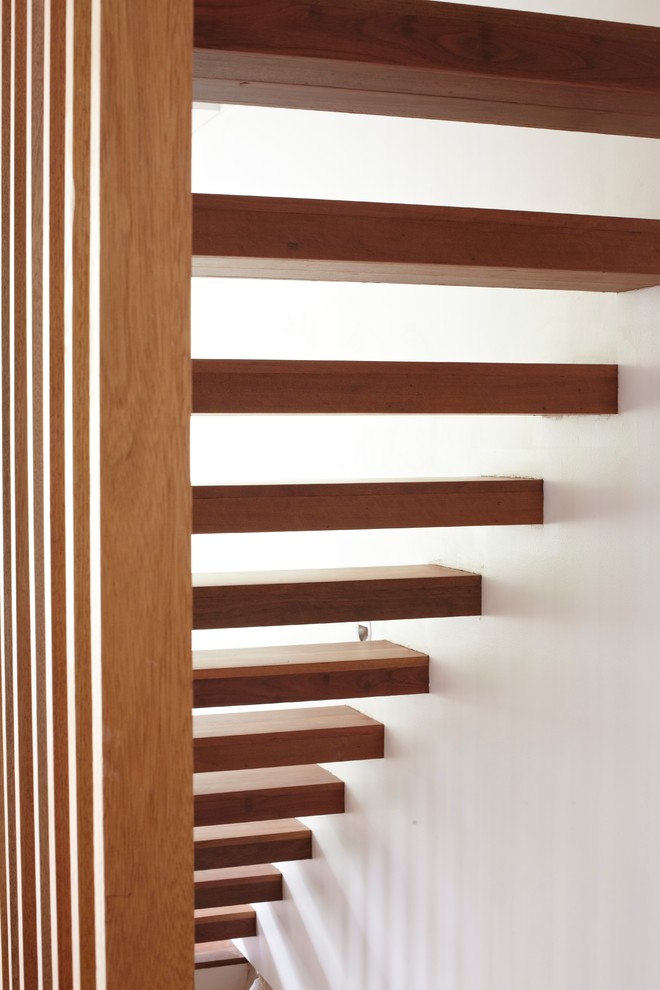 Стильный дизайн: лестница на больцах, среднего размера в современном стиле с деревянными ступенями - последний тренд
