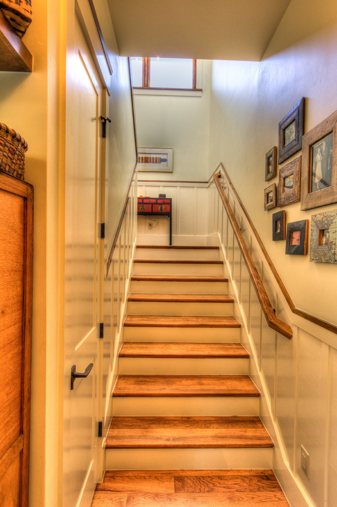 Idée de décoration pour un petit escalier peint bohème en U avec des marches en bois et un garde-corps en bois.