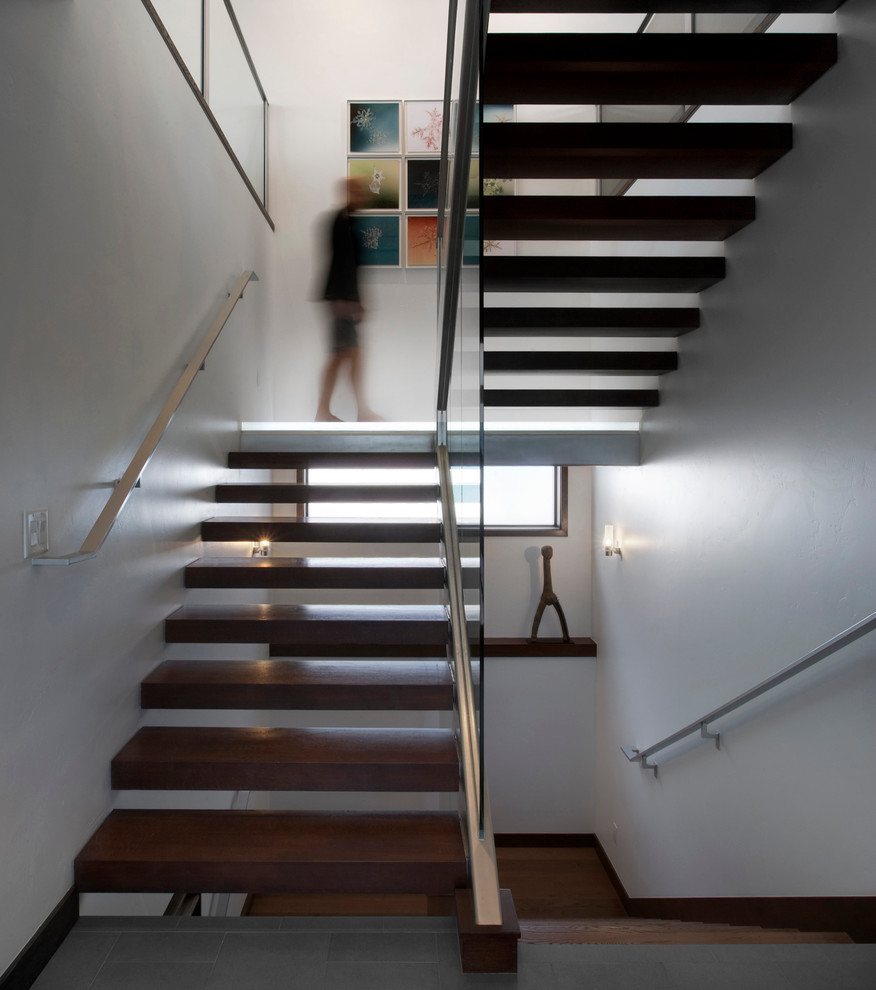 Moderne Treppe mit offenen Setzstufen in Denver