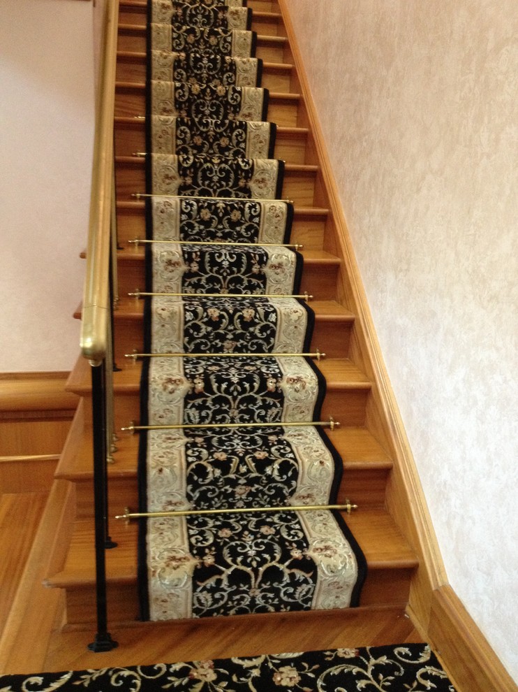 Ejemplo de escalera recta clásica de tamaño medio con escalones de madera y contrahuellas de madera pintada
