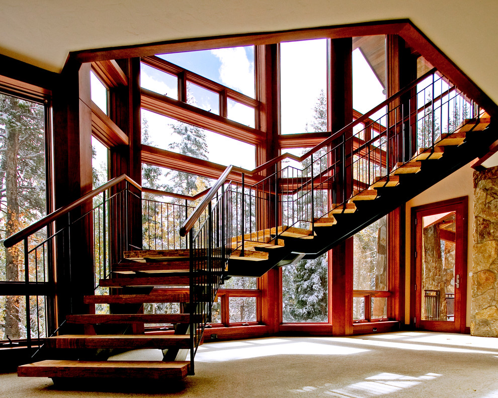 Источник вдохновения для домашнего уюта: лестница в стиле рустика с деревянными ступенями