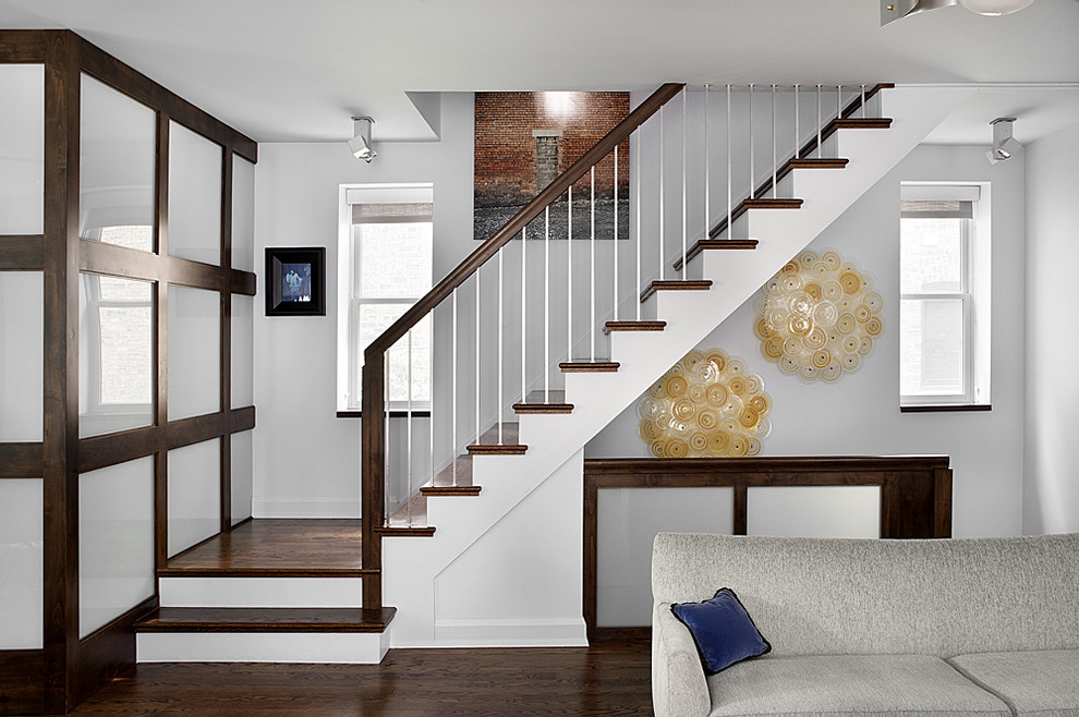 Идея дизайна: лестница в стиле неоклассика (современная классика) с деревянными ступенями и кладовкой или шкафом под ней