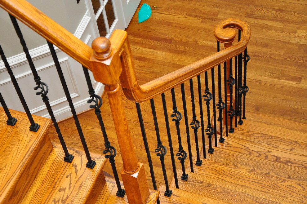リッチモンドにある高級な中くらいなトラディショナルスタイルのおしゃれなかね折れ階段 (フローリングの蹴込み板、混合材の手すり) の写真