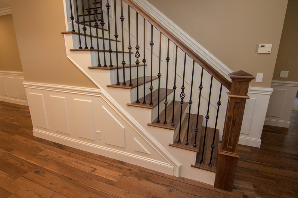 Пример оригинального дизайна: угловая лестница среднего размера в классическом стиле с деревянными ступенями и крашенными деревянными подступенками