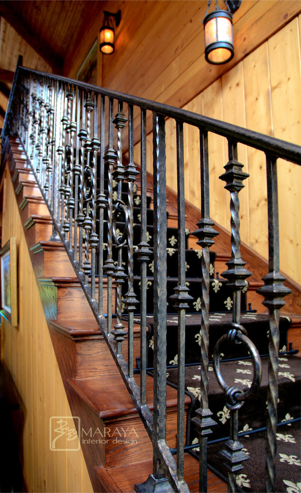 サンタバーバラにある高級な中くらいなラスティックスタイルのおしゃれな直階段 (木の蹴込み板) の写真