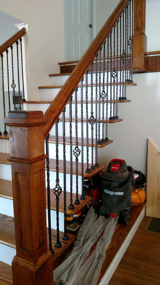 Diseño de escalera en L rústica de tamaño medio con escalones de madera, contrahuellas de madera y barandilla de varios materiales