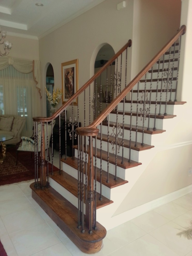Свежая идея для дизайна: прямая лестница среднего размера в классическом стиле с деревянными ступенями, крашенными деревянными подступенками и металлическими перилами - отличное фото интерьера